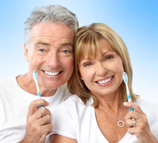 Los mayores no se cepillan los dientes lo necesario